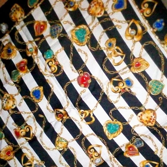 Victoria secret scarf black/white stripes w/gold heart shaped jewelry designs - Picture 4 of 4
